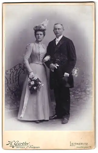 Fotografie H. Gürtler, Leitmeritz, Jesuitengasse 14, Brautpaar festlich gekleidet im Foto-Atelier