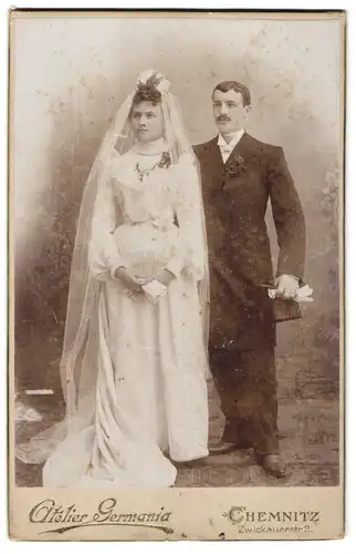 Fotografie Atelier Germania, Chemnitz, Zwickauerstr. 2, Braut im Brautkleid mit Schleier, Bräutigam mit Zylinder