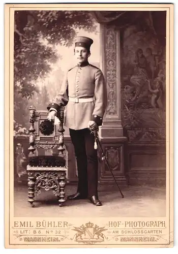 Fotografie Emil Bühler, Mannheim, AM Schlossgarten, Soldat Einjährig Freiwilliger in Uniform