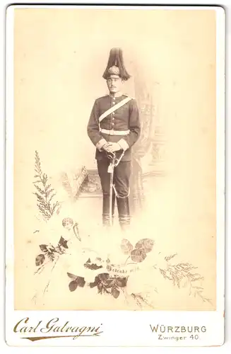 Fotografie Carl Galvagni, Würzburg, Zwinger 40, Soldat in Uniform mit Pickelhaube Bayern & Paradebusch, Säbel