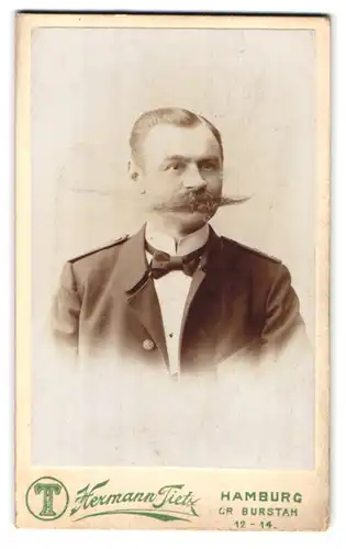 Fotografie Hermann Tietz, Hamburg, Gr. Burstah 12-14, Portrait Georg Schütt mit grossem Oberlippenbart