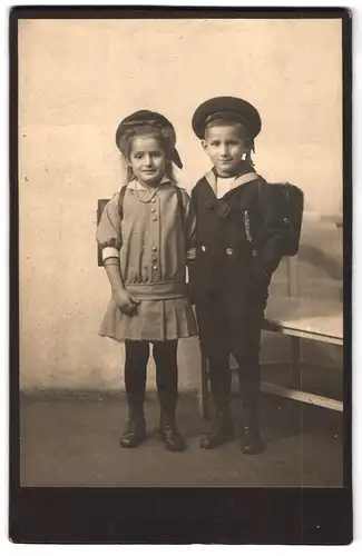 Fotografie Photo-Kunst, Berlin, Dresdner Strasse 11, Schulkinder, Knabe und Mädchen mit Schulranzen 1917
