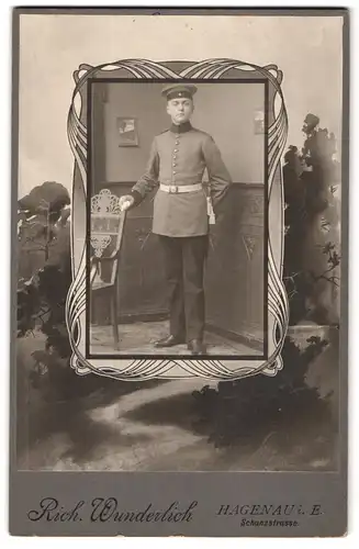 Fotografie Richard Wunderlich, Hagenau i. E., Schanzstrasse, Soldat in Uniform im Passepartout