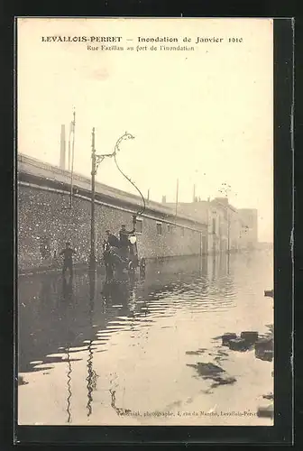 AK Levallois-Perret, Inondations de Janvier 1910, Rue Fazillau au fort de l`inondation, Hochwasser