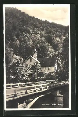 AK Treseburg i. Harz, Kirche mit Wald im Hintergrund