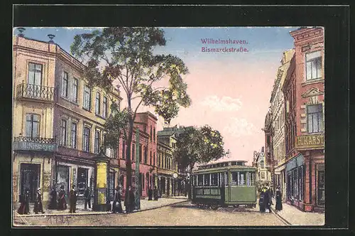 AK Wilhelmshaven, Bismarckstrasse bei abendlicher Dämmerung, Strassenbahn