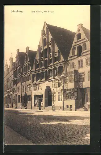 AK Lüneburg, Strasse am Berge mit Giebelhaus