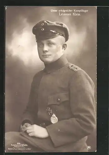 Foto-AK Sanke Nr. 515: Porträtbild von Leutnant Klein unser erfolgreicher Kampfflieger in Uniform, Flugzeug