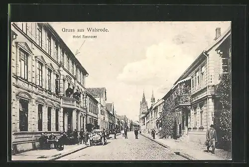 AK Walsrode, Ortspartie mit Hotel Hannover und Passanten, Blick zur Kirche