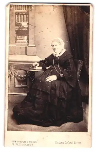 Fotografie The London School of Photography, London, Pantheon Oxford Street, Portrait ältere Dame im Kleid mit Haube