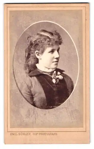 Fotografie Emil Bühler, Mannheim, Portrait junge Dame im modischen Kleid