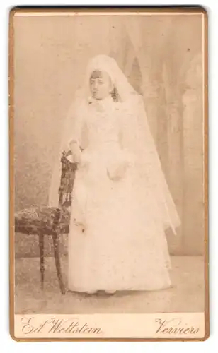 Fotografie Ed. Wettstein, Verviers, Portrait junge Dame im weissen Kleid mit Schleider