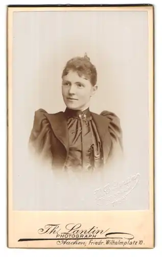 Fotografie th. Lantin, Aachen, Friedrich-Wilhelm-Platz 10, Portrait junge Dame im hübschen Kleid