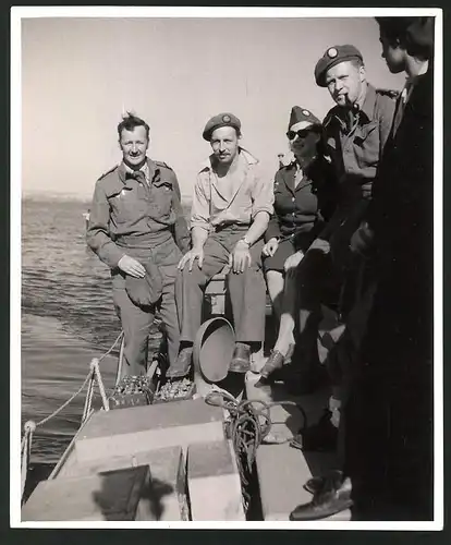 Fotografie BBC War Correspondent Vaughn Thomas setzt nach Frankreich über 1945