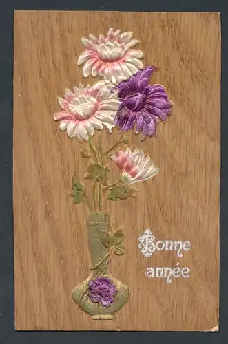 Holzbrand-Imitations-AK Eine Vase mit weissen und violetten Blumen