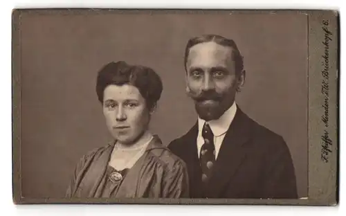 Fotografie F. Pfeiffer, Minden i / W., Brückenkopf 6, Portrait bürgerliches Paar in modischer Kleidung