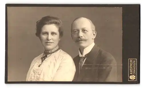 Fotografie A. Wertheim, Berlin, Oranienstrasse, Portrait bürgerliches Paar in hübscher Kleidung