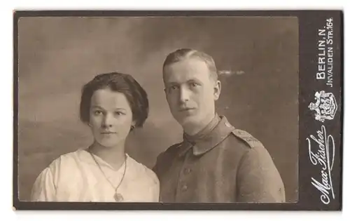 Fotografie Max Fischer, Berlin-N, Invaliden Strasse 164, Portrait Soldat in Uniform mit seiner Frau