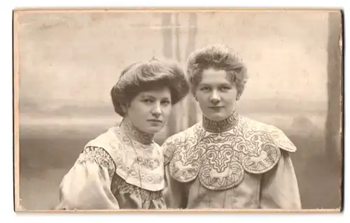 Fotografie Emil Flasche, Barmen, Heckinghauser-Strasse 19, Portrait zwei junge Damen in hübschen Kleidern