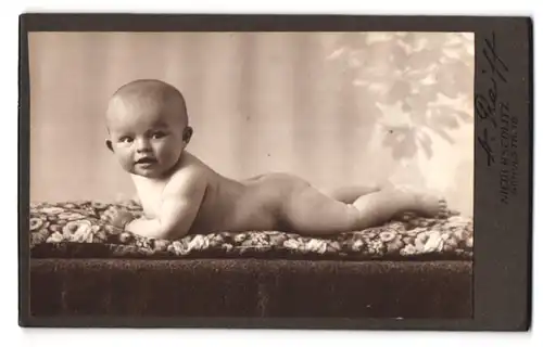 Fotografie A. Reiff, Niedersedlitz, Schulstrasse16, Portrait nackiges Kleinkind bäuchlings auf Decke liegend