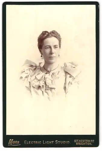 Fotografie Mora Electric Light Studio, Brighton, 127, Western Rd., Portrait junge Dame im Kleid mit Halskette