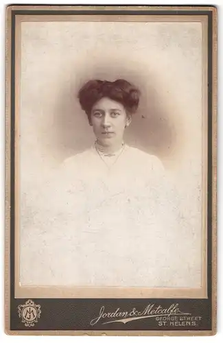 Fotografie Jordan & Metcalfe, St. Helens, George Street, Portrait junge Dame mit zeitgenössischer Frisur