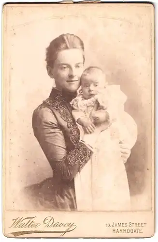 Fotografie Walter Davey, Harrogate, 10, James Street, Portrait bürgerliche Dame mit Baby auf dem Arm