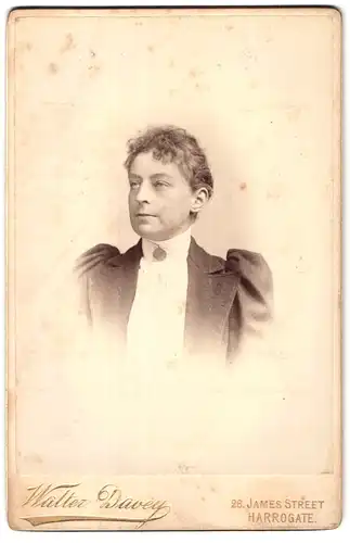 Fotografie Walter Davey, Harrogate, 26, James Street, Portrait bürgerliche Dame mit Kragenbrosche