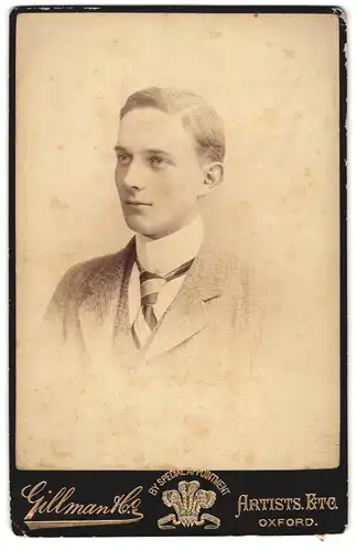 Fotografie Gillman & Co., Oxford, Portrait junger Mann im Anzug mit Krawatte