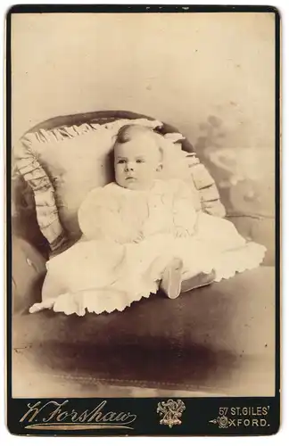 Fotografie H. Forshaw, Oxford, 57 St. Giles`, Portrait niedliches Kleinkind im weissen Kleid