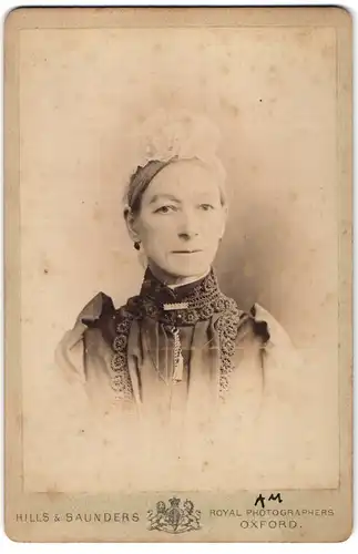 Fotografie Hils & Saunders, Oxford, Portrait bürgerliche Dame mit Haube und Kragenbrosche