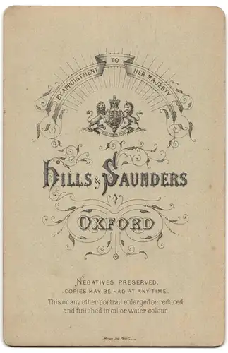 Fotografie Hils & Saunders, Oxford, Portrait bürgerliche Dame mit Haube und Kragenbrosche