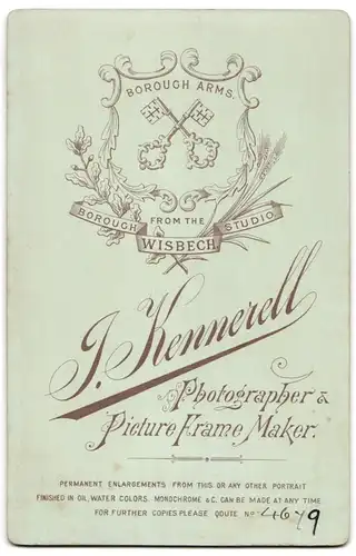 Fotografie J. Kennerell, Wisbech, Portrait junge Dame im Kleid am Tisch sitzend