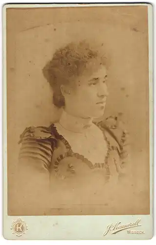 Fotografie J. Kennerell, Wisbech, Portrait junge Dame im hübschen Kleid