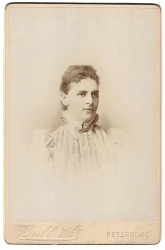 Fotografie Ball & Co., Peterboro, Portrait junge Dame mit Kragenbrosche