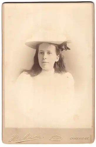 Fotografie Ht. Mason, Cambridge, Portrait junge Dame mit einem Hut