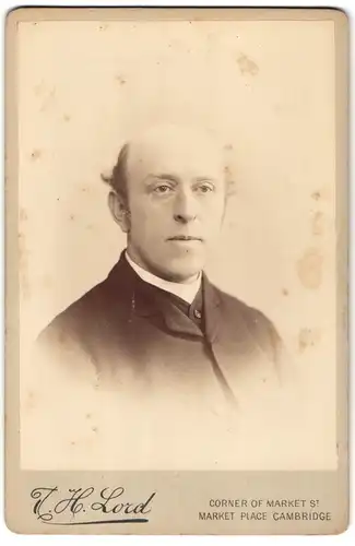 Fotografie J. H. Lord, Cambridge, Corner of Market St. Market Place, Portrait Geistlicher mit Halbglatze
