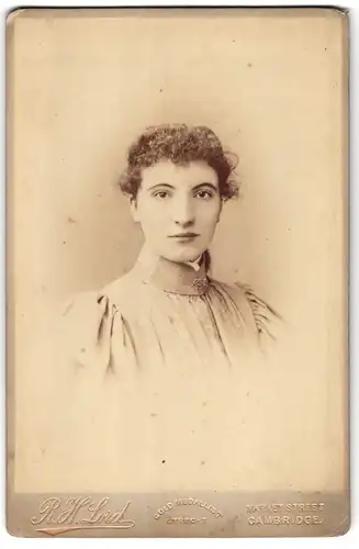 Fotografie R. H. Lord, Cambridge, Market Street, Portrait junge Dame mit Kragenbrosche