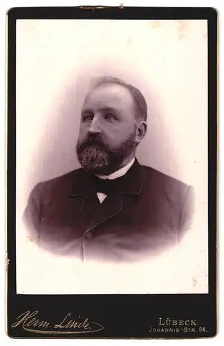 Fotografie Herm. Linde, Lübeck, Johannis-Strasse 64, Portrait stattlicher Herr im Anzug mit Vollbart