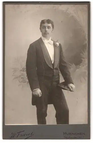 Fotografie H. Traut, München, Neuhauserstrasse 9, Portrait junger Mann in eleganter Kleidung