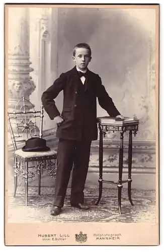 Fotografie Hubert Lill, Mannheim, Portrait halbwüchsiger Knabe im Anzug mit Buch
