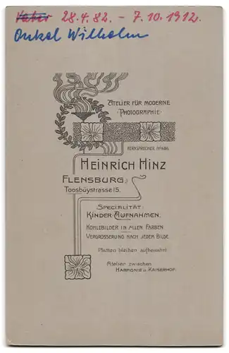 Fotografie Heinrich Hinz, Flensburg, Toosbüystrasse 15, Portrait halbwüchsiger Knabe im Matrosenanzug mit einem Buch