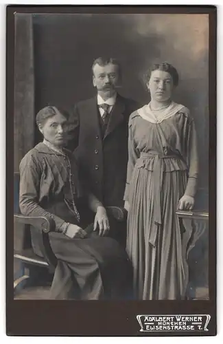 Fotografie Adalbert Werner, München, Elisenstrasse 7, Portrait bürgerliches Paar mit älterer Tochter