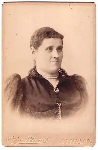 Fotografie V. Scheurich, Berlin-SW, Friedrichstrasse 207, Portrait bürgerliche Dame mit zurückgebundenem Haar
