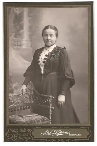 Fotografie Rich. Knoth, Leipzig, Rossplatz 6, Portrait junge Dame im bestickten Kleid