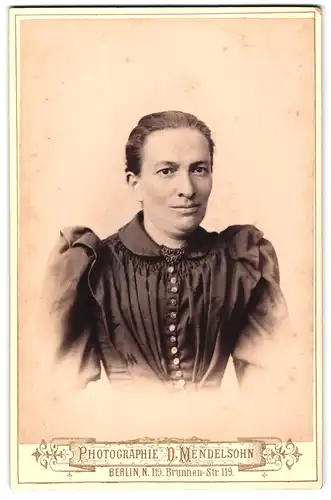 Fotografie D. Mendelsohn, Berlin-N, Brunnen-Strasse 119, Portrait bürgerliche Dame mit zurückgebundenem Haar