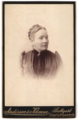 Fotografie Andersen & Klemm, Stuttgart, Charlottenstrasse 8, Portrait bürgerliche Dame mit Flechtfrisur