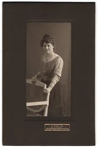 Fotografie J. Volk, Gelsenkirchen, Portrait Fräulein in hübscher Bluse mit Hochsteckfrisur