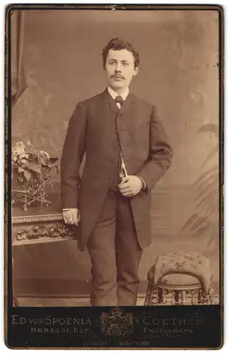 Fotografie Ed. von Spoenla, Coethen, Portrait junger Mann in zeitgenössischer Kleidung