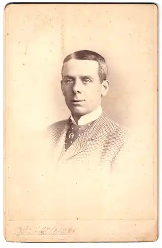 Fotografie H. J. Whitlock, Birmingham, 11, New Street, Portrait stattlicher junger Mann in Krawatte und Jackett